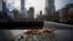 Flores cubren los nombres de las víctimas del atentado al World Trade Center tras una ceremonia en el 22 aniversario del ataque, en el Museo y Memorial Nacional del 11 de Septiembre, en Nueva York. (REUTERS/Brendan McDermid)