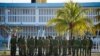 Guardias se preparan para tomar sus posiciones en la cárcel de máxima seguridad Combinado del Este, en La Habana. (Adalberto Roque/AFP).