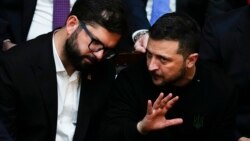 El presidente de Chile, Gabriel Boric, habla con el presidente de Ucrania, Volodymyr Zelenskyy, durante la investidura de Javier Milei, en el Congreso en Buenos Aires, Argentina, el 10 de diciembre de 2023.