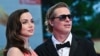 Ana de Armas y el actor y productor Brad Pitt en la alfombra roja del Festival de Venecia.