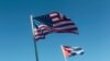 Banderas de Estados Unidos y Cuba en las afueras de un hotel en La Habana. (REUTERS/Stringer)