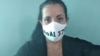 La periodista y activista Camila Acosta con una mascarilla que reza: "No al 370". 