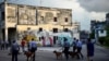 Policías con perros recorren las calles de La Habana el 11 de julio, día en que estallaron las protestas antigubernamentales en varias localidades de Cuba. (AFP/Yamil Lage).