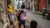 Cubanos conversan protegidos con mascarillas. AP Photo/Ramon Espinosa, File)