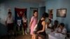 Dos mujeres se registran para votar este domingo en el referendo del Código de las Familias, en La Habana, Cuba. (AP/Ramon Espinosa)