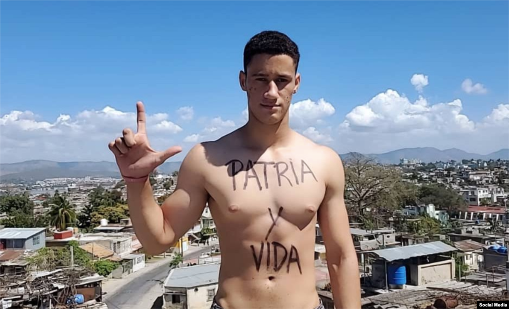 Carteles inspirados en la canción "Patria y Vida" interpretada por Yotuel Romero, el dúo Gente de Zona, Descemer Bueno, Maykel Osorbo y El Funky.