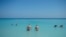 Turistas disfrutan la playa en Varadero, Cuba. 