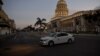 Una patrulla de la policía frente al Capitolio de La Habana. (Yamil Lage/AFP/Archivo)
