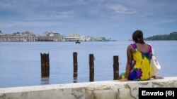 Ante la desesperanza por la falta de soluciones a los problemas que los agobian, los cubanos expresan su deseo de irse del país. (Foto: Envato)