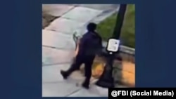 El video hecho público el sábado por el FBI para recabar información sobre una persona de interés en el tiroteo en la Universidad de Brown.