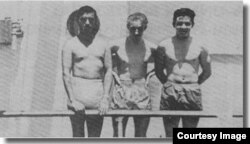 Raúl Castro (d) con Nikolai Leonov (c) en 1953