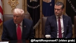 El presidente Donald Trump junto al secretario de Guerra Pete Hegseth, en una reunión del Gabinete, el 2 de diciembre de 2025. 