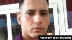 Yosvany Rosell García Caso, uno de los huelguistas. (Foto de su perfil de Facebook)