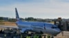 Un avión de American Airlines, en el Aeropuerto Internacional José Martí. (Foto YAMIL LAGE/AFP)