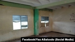 Un aula de la secundaria Willy Valcárcel, en Baire, Santiago de Cuba. La escuela sufrió graves daños tras el paso del huracán Melissa. 