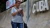 Una mujer se conecta a internet desde su celular en una calle de La Habana. (Archivo)