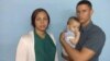 Nelva Ismarays Ortega, esposa de José Daniel Ferrer, junto a su bebé Daniel José y José Daniel Ferrer Cantillo, hijo del líder de UNPACU. 