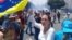 La opositora María Corina Machado sostiene una bandera venezolana al revés en protesta contra el gobierno de Maduro.