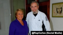 Michelle Bachelet junto al fallecido dictador cubano Fidel Castro.