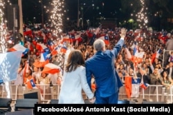 José Antonio Kast y su esposa saludan a la multitud congregada para celebrar su victoria este domingo, en Santiago de Chile.
