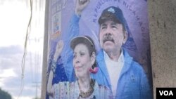 Cartel con la imagen del presidente de Nicaragua, Daniel Ortega, junto a su esposa, la vicepresidenta Rosario Murillo, en una calle de Managua, Nicaragua. 