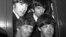 El grupo pop británico The Beatles, desde arriba a la izquierda, John Lennon, George Harrison, Paul McCartney y Ringo Starr, posan en la ventanilla de un vagón en la estación de Paddington en Londres, el 2 de marzo de 1964. (AP Photo/Bob Dear, File)