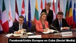 Federica Mogherini firma junto a Bruno Rodríguez el Acuerdo de Diálogo Político de la UE con Cuba. (Facebook/Unión Europea en Cuba)