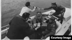 Raúl Castro levanta copa con Brezhnev y su hermano, Fidel Castro, en un yate en La Habana. Enero 1975.