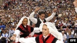 Varios gallegos cubanos participan en un acto festivo. Foto: archivo.