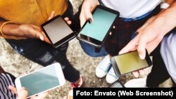 Jóvenes con sus teléfonos celulares. (Imagen de referencia)