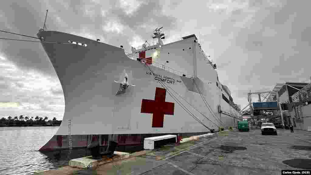 El USNS Comfort de la Armada estadounidense, anclado en Miami, Florida, el 3 de junio de 2025.