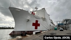 El USNS Comfort de la Armada estadounidense, anclado en Miami, Florida, el 3 de junio de 2025.