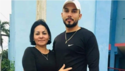 Ailex Marcano Fabelo junto a su hijo Ángel Jesús, un joven de 30 años preso por manifestarse pacíficamente el 11 de julio de 2021