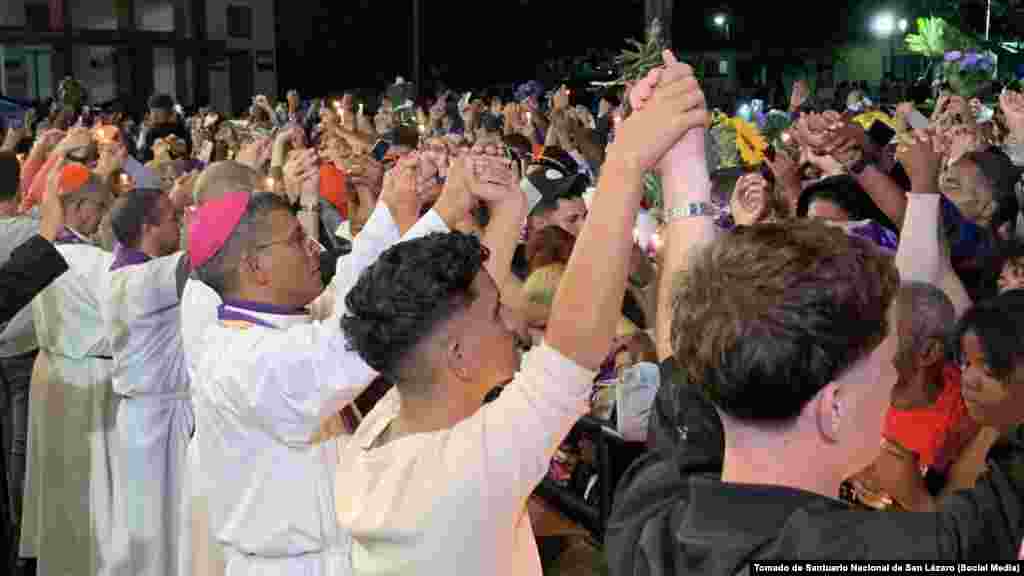 Fieles se congregan en "El Rincón" de San Lázaro, en La Habana, como cada 17 de diciembre. Creyentes católicos y de la santería adoran a San Lázaro/Babalú Ayé, piden por su salud y le cumplen las promesas al santo milagroso. 