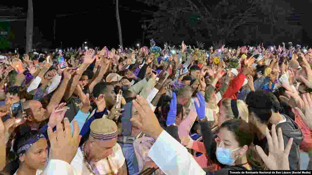 Fieles se congregan en "El Rincón" de San Lázaro, en La Habana, como cada 17 de diciembre. Creyentes católicos y de la santería adoran a San Lázaro/Babalú Ayé, piden por su salud y le cumplen las promesas al santo milagroso. 