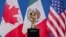 Las banderas de los tres países que acogerán la Copa Mundial de 2026, custodian el trofeo de la FIFA.