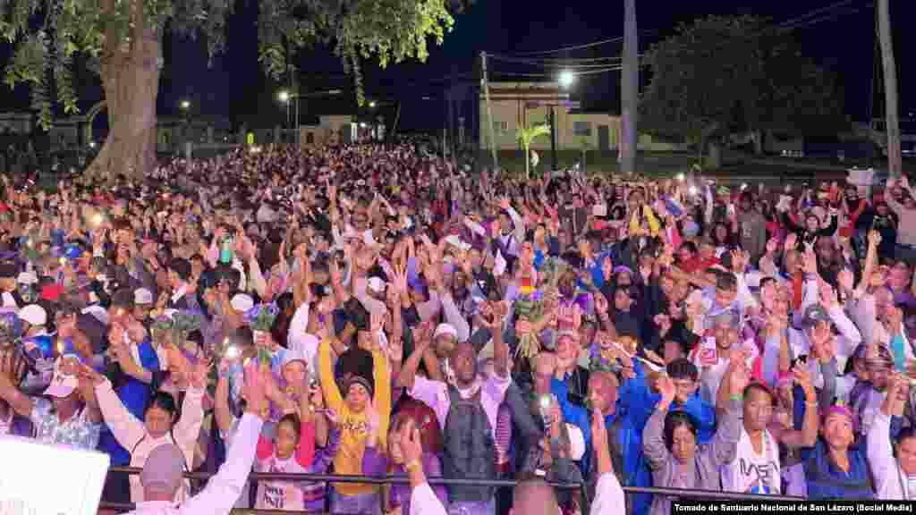 Fieles se congregan en "El Rincón" de San Lázaro, en La Habana, como cada 17 de diciembre. Creyentes católicos y de la santería adoran a San Lázaro/Babalú Ayé, piden por su salud y le cumplen las promesas al santo milagroso. 
