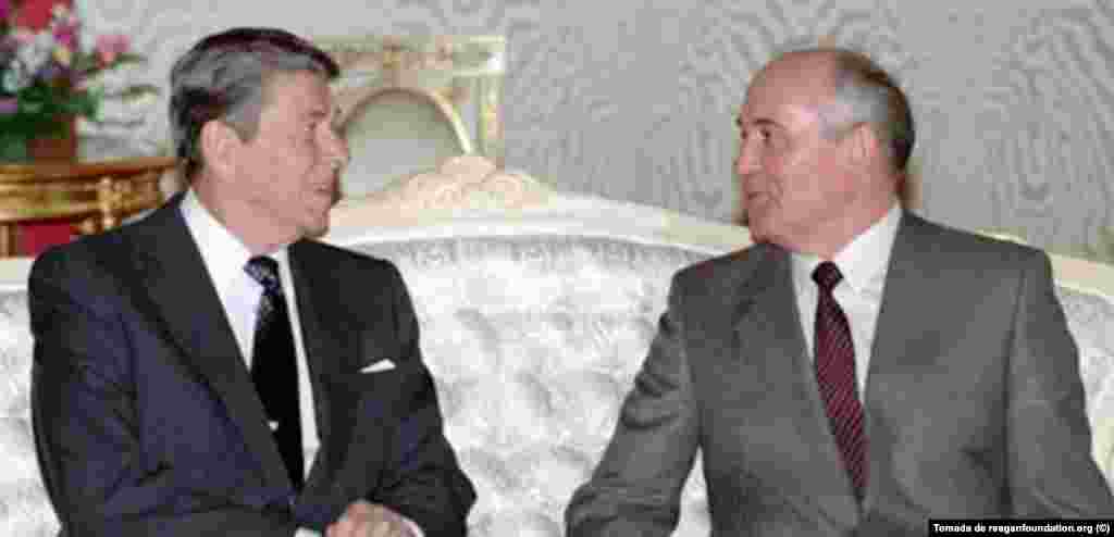 Radio Martí informó de primera mano sobre la apertura impulsada por Mijaíl Gorvachev en la Unión Soviética y su acercamiento a los Estados Unidos. En la foto recibe el presidente estadounidense Ronald Reagan en Moscú, en mayo de 1988. La Perestroika de Gorbachov en la URSS fue uno de los factores clave en la caída del telón de acero y del comunismo en Europa.