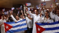 Médicos cubanos llegan al Aeropuerto Internacional José Martí de La Habana el sábado procedentes de Bolivia (Foto: Reuters).