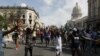 Cubanos protestan contra el gobierno, el 11 de julio, en una calle de La Habana. (Twitter).