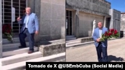 Mike Hammer hizo la señal de la "L" de Libertad.