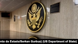 Una réplica del Gran Sello de los Estados Unidos se exhibe en el Edificio Harry S. Truman del Departamento de Estado de EE. UU. en Washington, el lunes 12 de mayo de 2025. 
