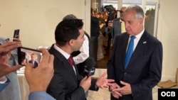 El periodista Mario Pentón entrevista al congresista Mario Díaz-Balart durante la conferencia "Salvar a Cuba".