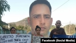 Activistas exigen la liberación de Yosvany Rosell García Caso, en huelga de hambre hace más de un mes. 