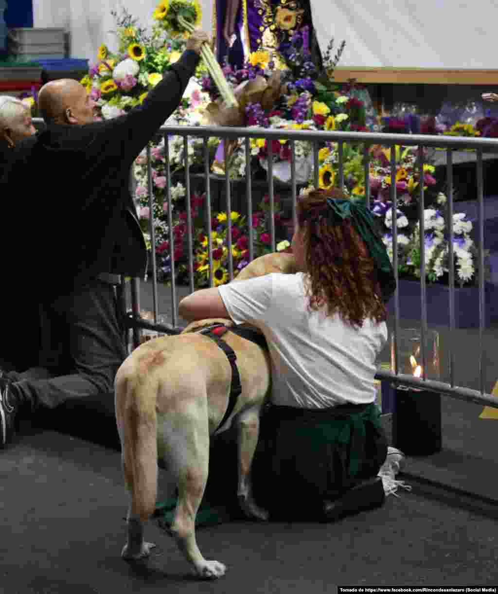 Religiosos acuden al Rincón de San Lázaro, en Hialeah, Miami, este 17 de diciembre para adorar al santo milagroso.