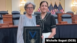 La activista cubana, Rosa María Payá, y su madre, Ofelia Acevedo, recogen la Medalla al Servicio de la Democracia, entregada de manera póstuma a líder opositor Oswaldo Payá por el National Endowment for Democracy, Washington, D.C., 22 de julio del 2025.