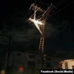 Fotos compartidas en Facebook por la Empresa Eléctrica de La Habana sobre los trabajos de reparación tras incendio este sábado en Tallapiedra.