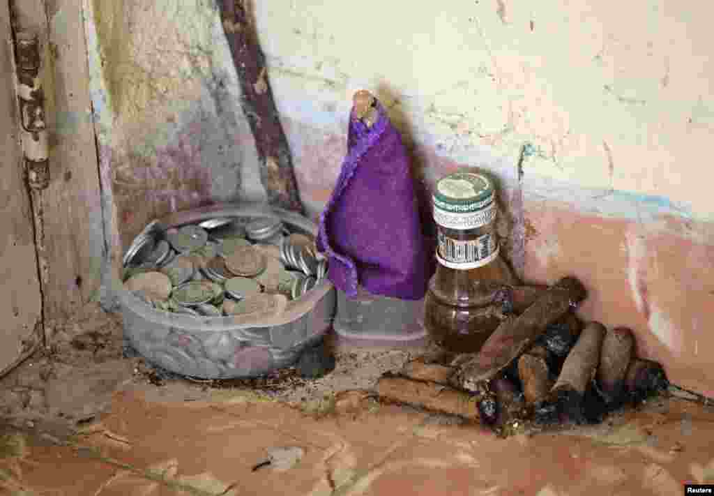 Los sacerdotes yorubas o babalaos de Cuba recomendaron al presidente venezolano, Hugo Ch&aacute;vez, "tocar la puerta" de sus templos.