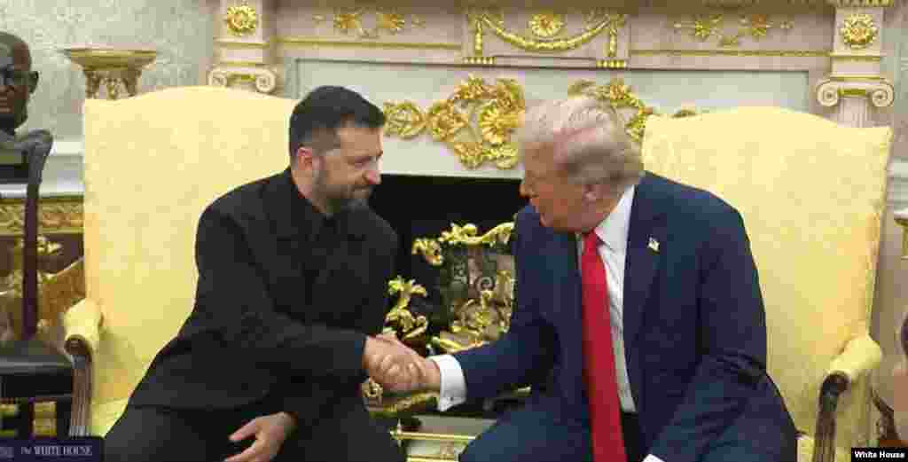 El presidente de EEUU Donald Trump saluda a su homólogo de Ucrania Volodymyr Zelenskyy en la Casa Blanca.