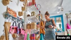 La empresa privada constituye una alternativa para los jóvenes en Cuba frente a la imposibilidad de emigrar, opinó un experto. 